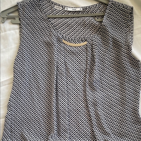 Sioni Sleeveless Black and White Patterned  Top - Chic & Versatile • Size Medium - Picture 15 of 17